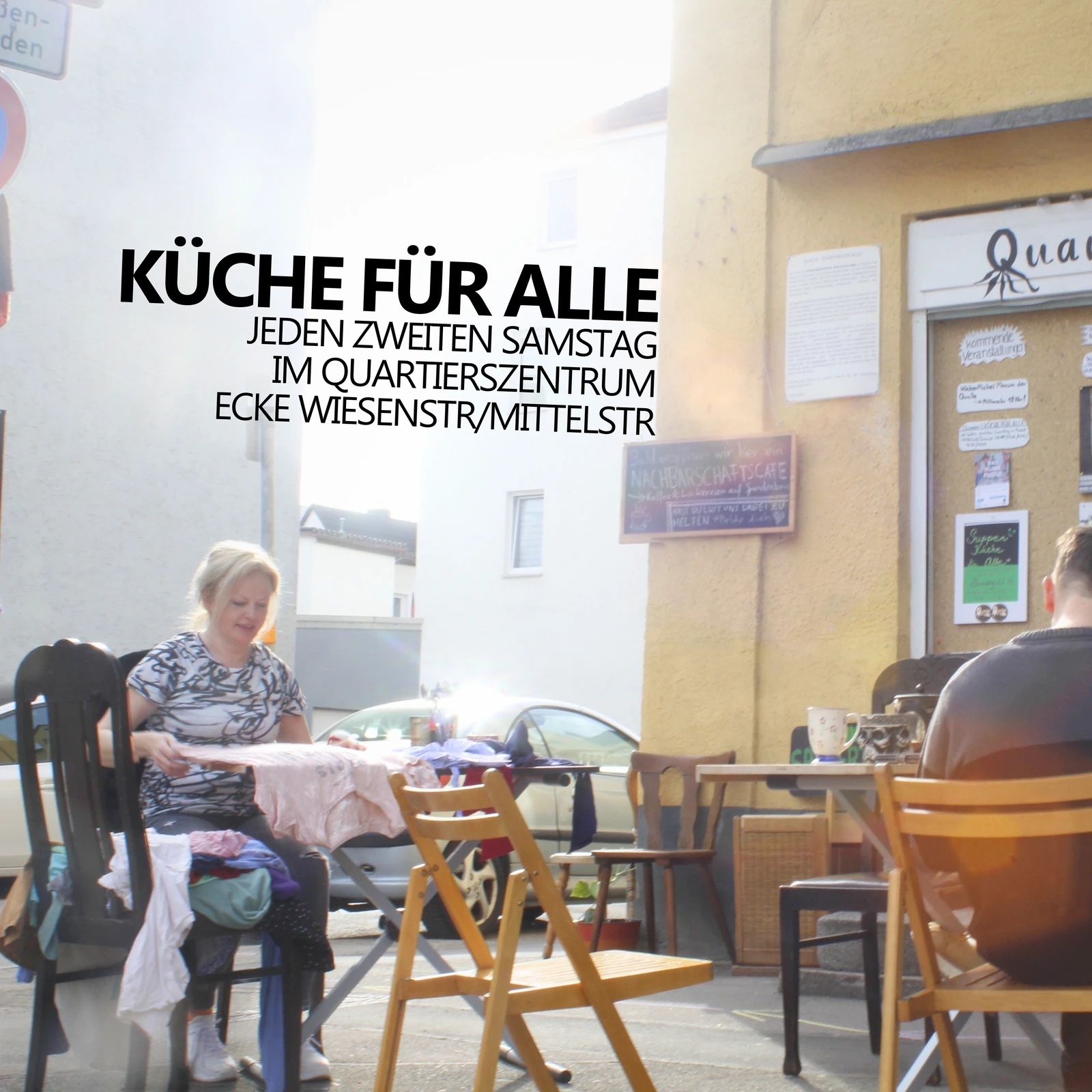 Ankündigung Küche für Alle – zwei Personen sitzen vor dem Quartierszentrum, Text: jeden zweiten Samstag Im Quartierszentrum Ecke Wiesenstr./Mittelstr.